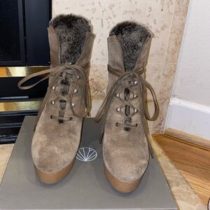 Cíclico platform tie up boot with fur.